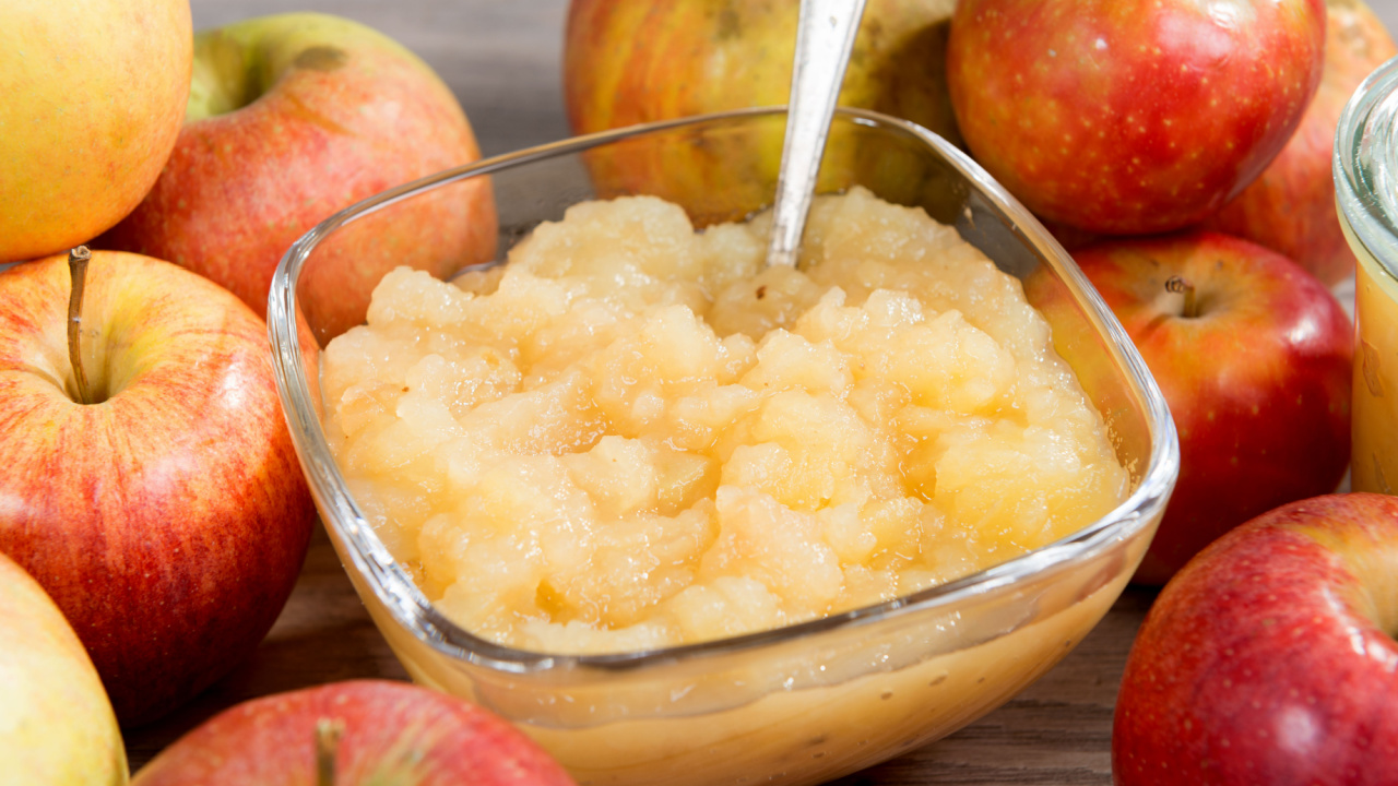 an applesauce with apples on a wooden table