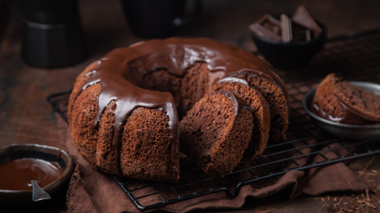 bundt cake with chocolate glaze