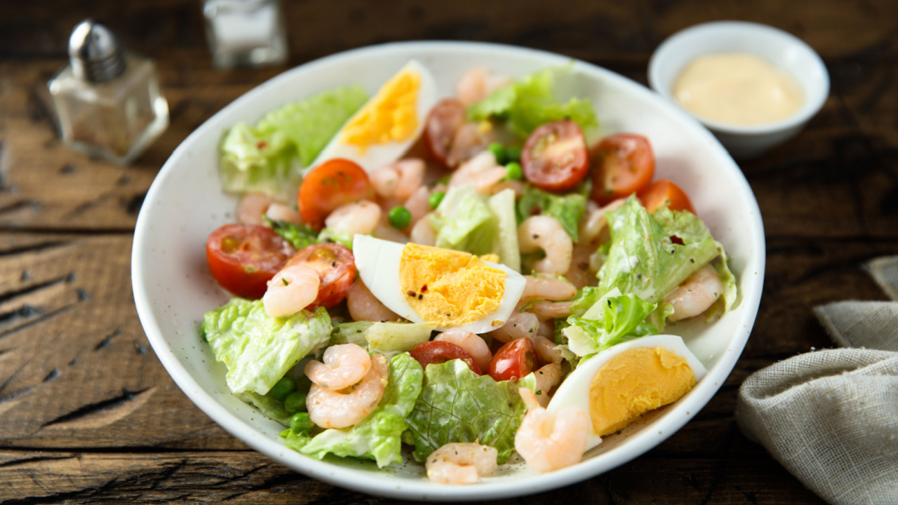 Healthy shrimp salad with eggs