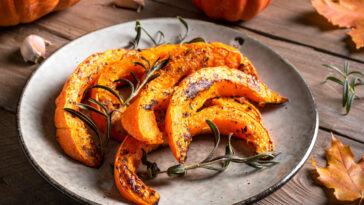 Roasted pumpkin slices with garlic and herbs - a side dishes for meatloaf