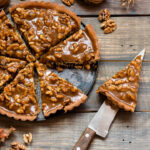Tarte with salted caramel and walnuts.