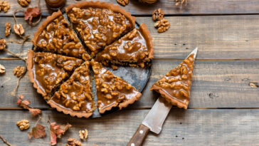 Tarte with salted caramel and walnuts.