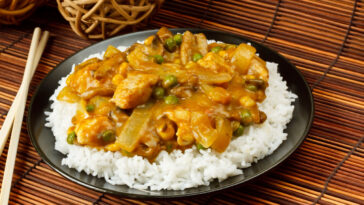 Chicken Curry with boiled rice a popular Chinese food.