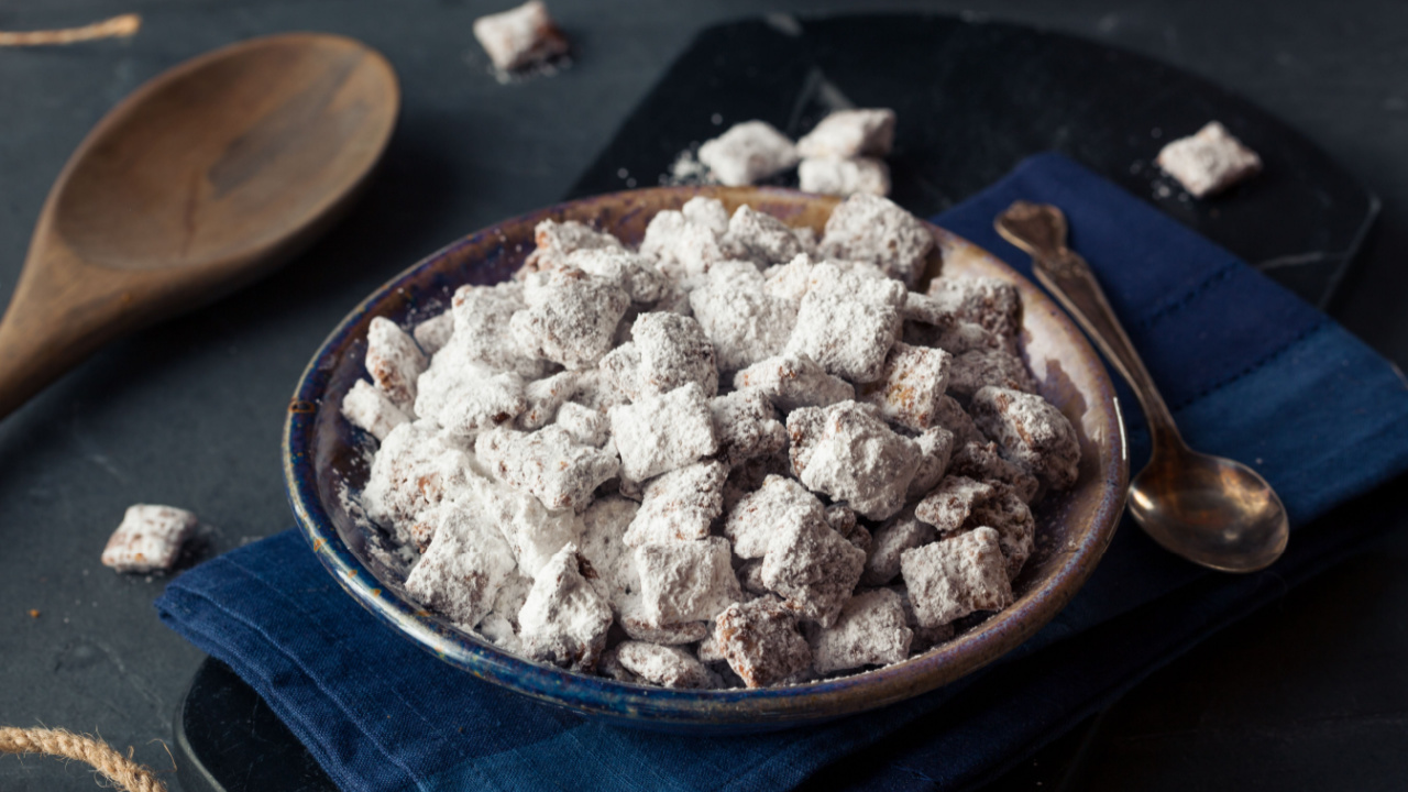 Homemade Powdered Sugar Puppy Chow Muddy Buddies